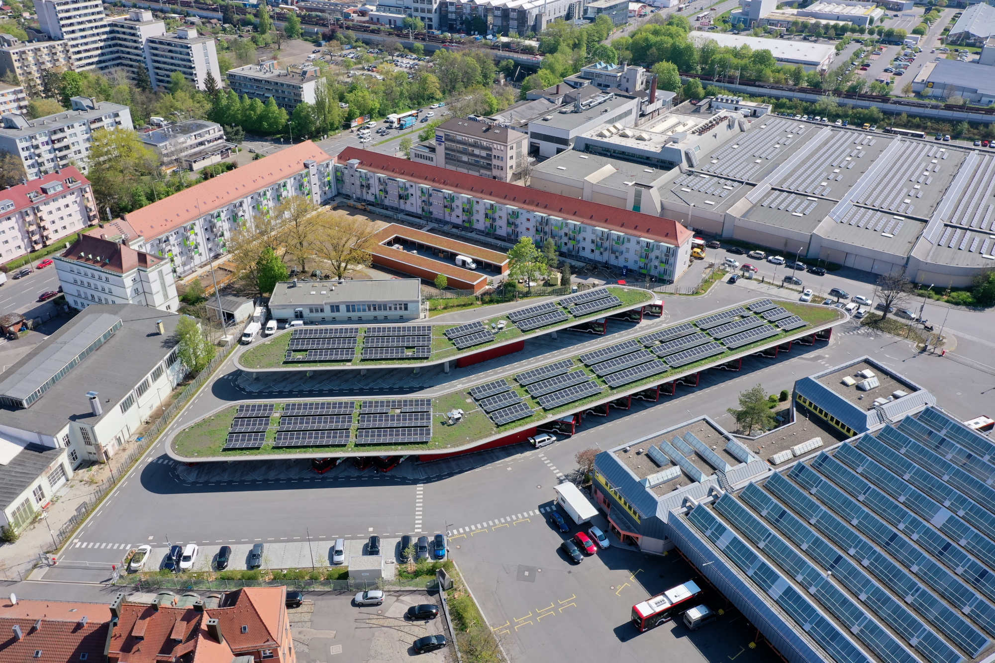 Grndach mit Photovoltaik am eBus-Port in Nrnberg | Flachdach |  News/Produkte | BauNetz Wissen