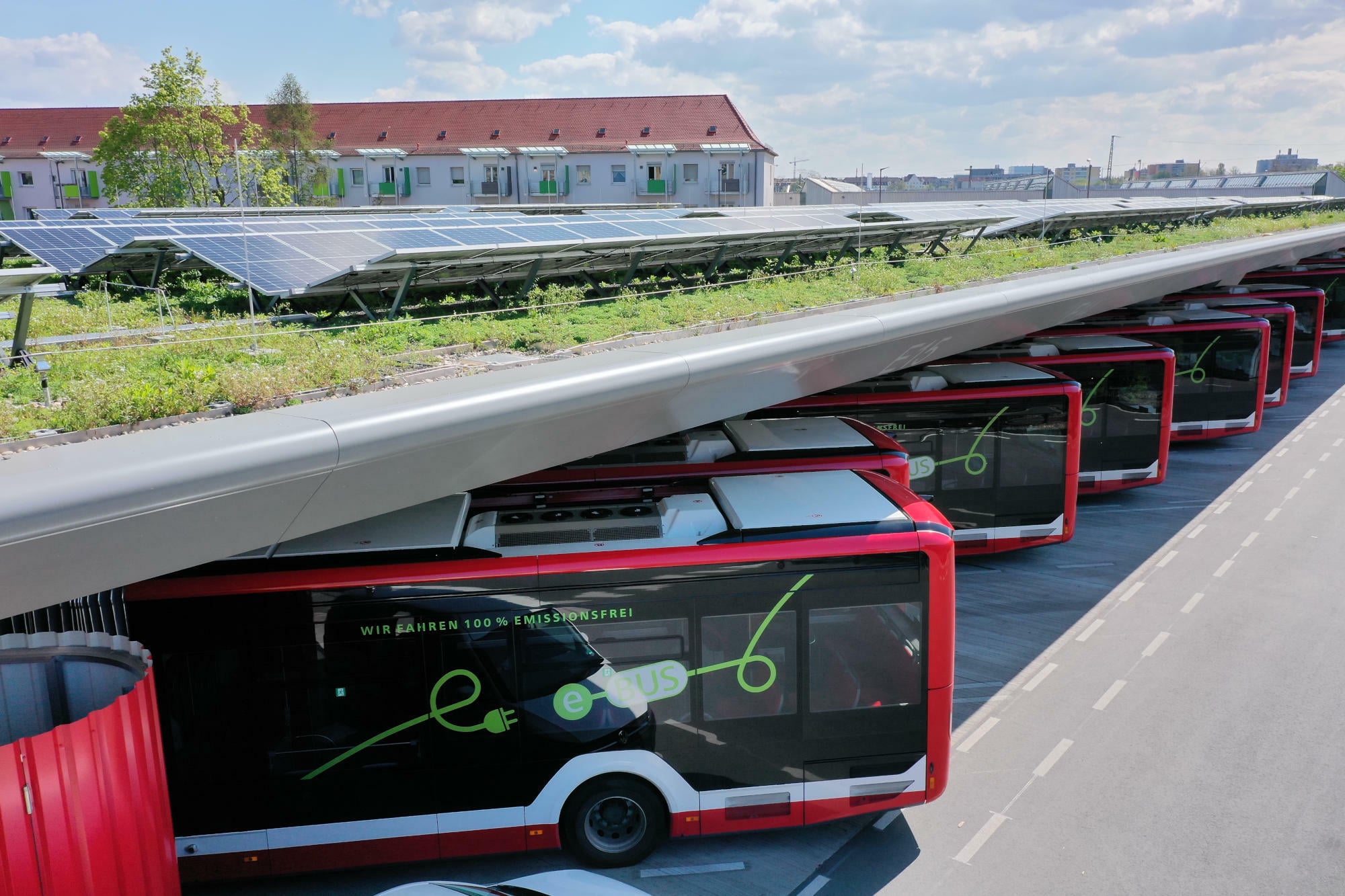 Grndach mit Photovoltaik am eBus-Port in Nrnberg | Flachdach |  News/Produkte | BauNetz Wissen
