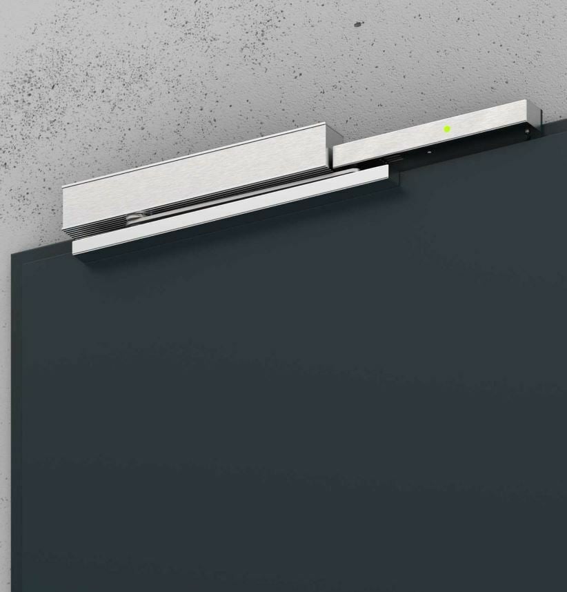 Für die Kopfmontage kommt eine Variante zum Einsatz, die aus dem Freilauftürschließer ECO FTS III und der Rauchschaltzentrale ECO RSZ III besteht.