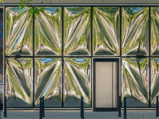 Die neue Hauptfassade des Museum Peter & Traudl Engelhornhaus in Mannheim von motorplan Architekten BDA ist mit sphärisch gekrümmten Isolierverglasungen ausgebildet.