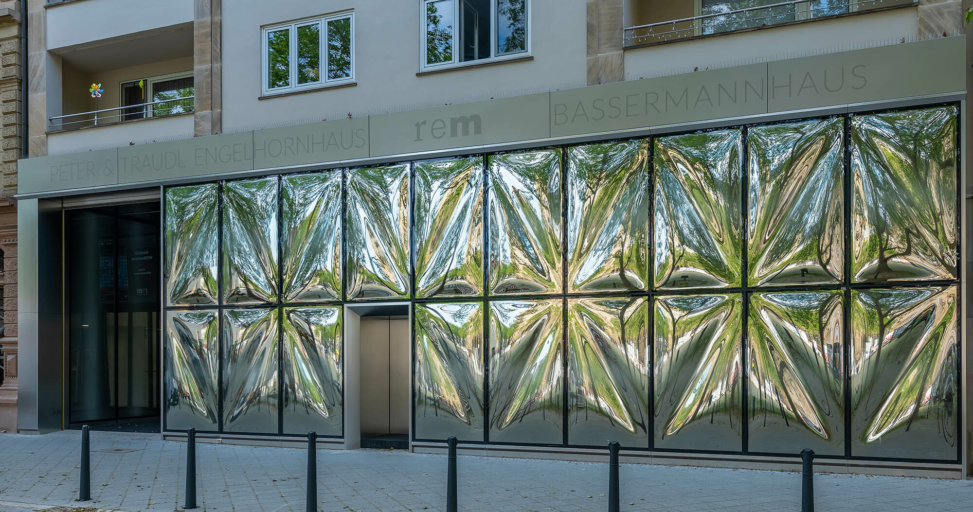 Insgesamt 19 Festverglasungen mit identischer Biegegeometrie bilden die Fassadenkonstruktion.