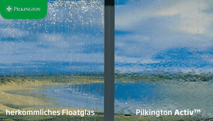 Vergleich der hydrophilen Wirkung der selbstreinigenden Beschichtung (rechts) gegenüber konventionellem Floatglas (links).
