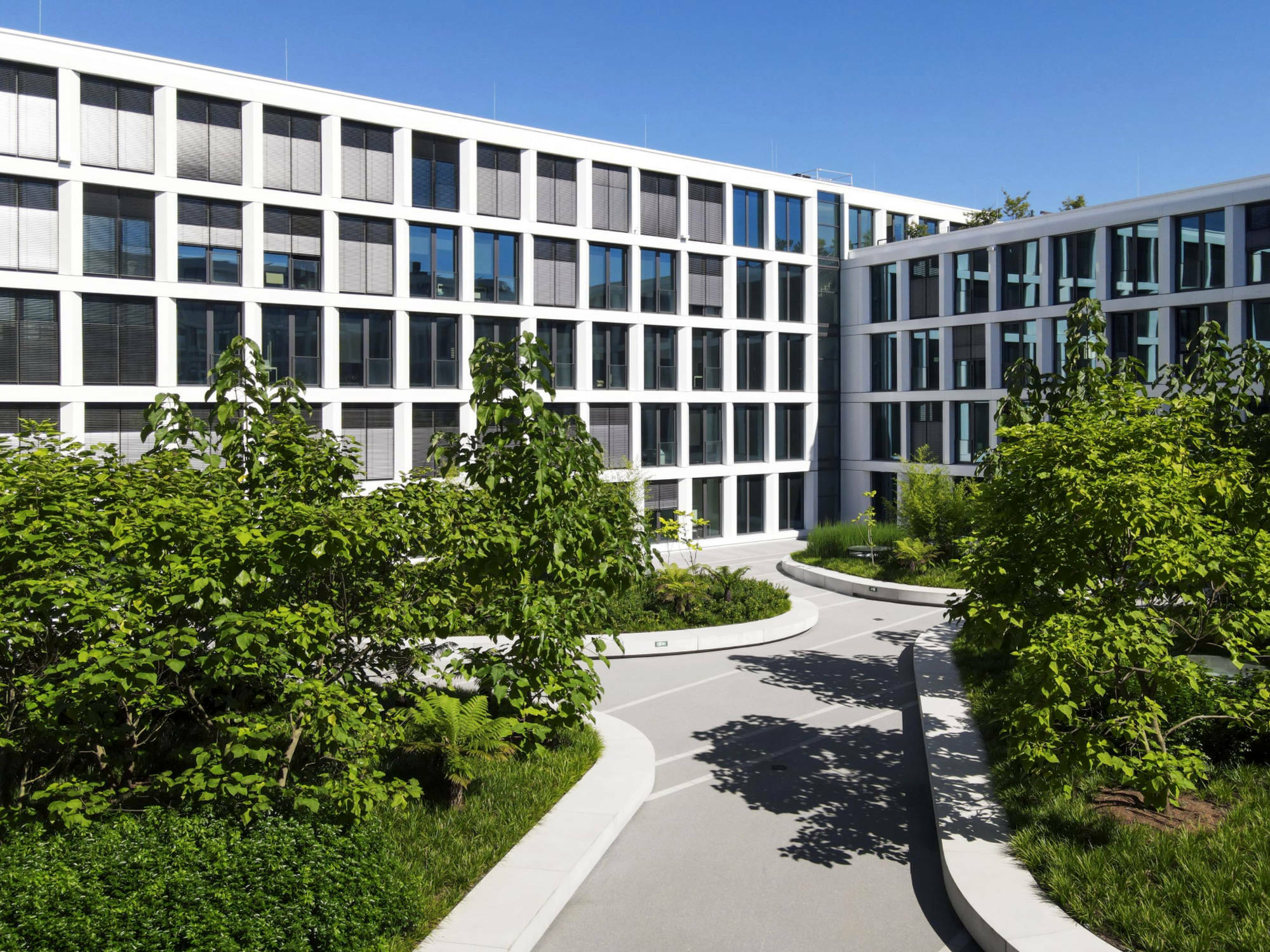 Retentionsdach mit einer Fläche von 2.000 Quadratmetern auf der Hauptverwaltung des Kommunalen Versorgungsverbands Baden-Württemberg Hauptverwaltung (KVBW) in Karlsruhe; Architektur: slapa oberholz pszczulny / sop architekten