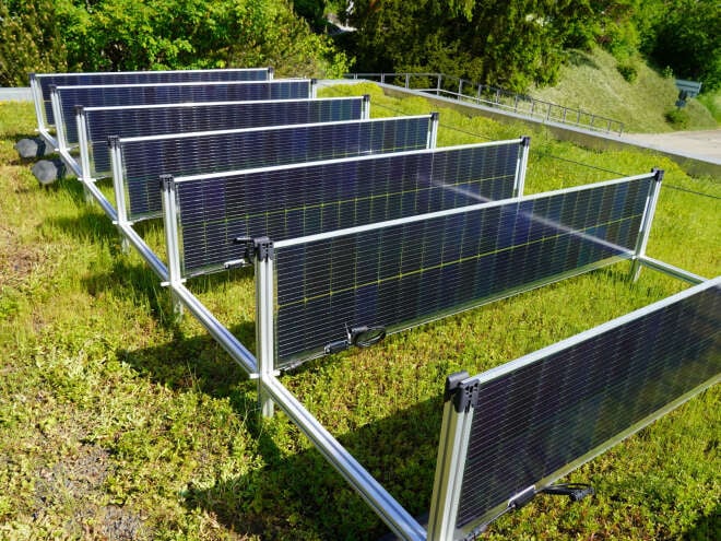 Vertikales PV System für Gründächer Stadt und Dachbegrünung News