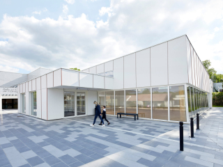 Die Sporthalle von Lemoal Lemoal ist das erste öffentliche Gebäude Frankreichs, das mit Hanfbetonblöcken errichtet wurde.