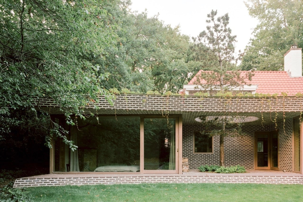 Die Renovierungs- und Erweiterungsarbeiten planten die zwei Amsterdamer Architekturbüros Studio Vincent und Space Encounters in Zusammenarbeit. 