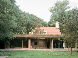 Heute zeigt sich die BD-House genannte Villa straßenseitig im sanierten Zustand mit weiß gestrichenem Mauerwerk und neuen, roten Ziegeln auf dem spitzgiebeligen Dach ...