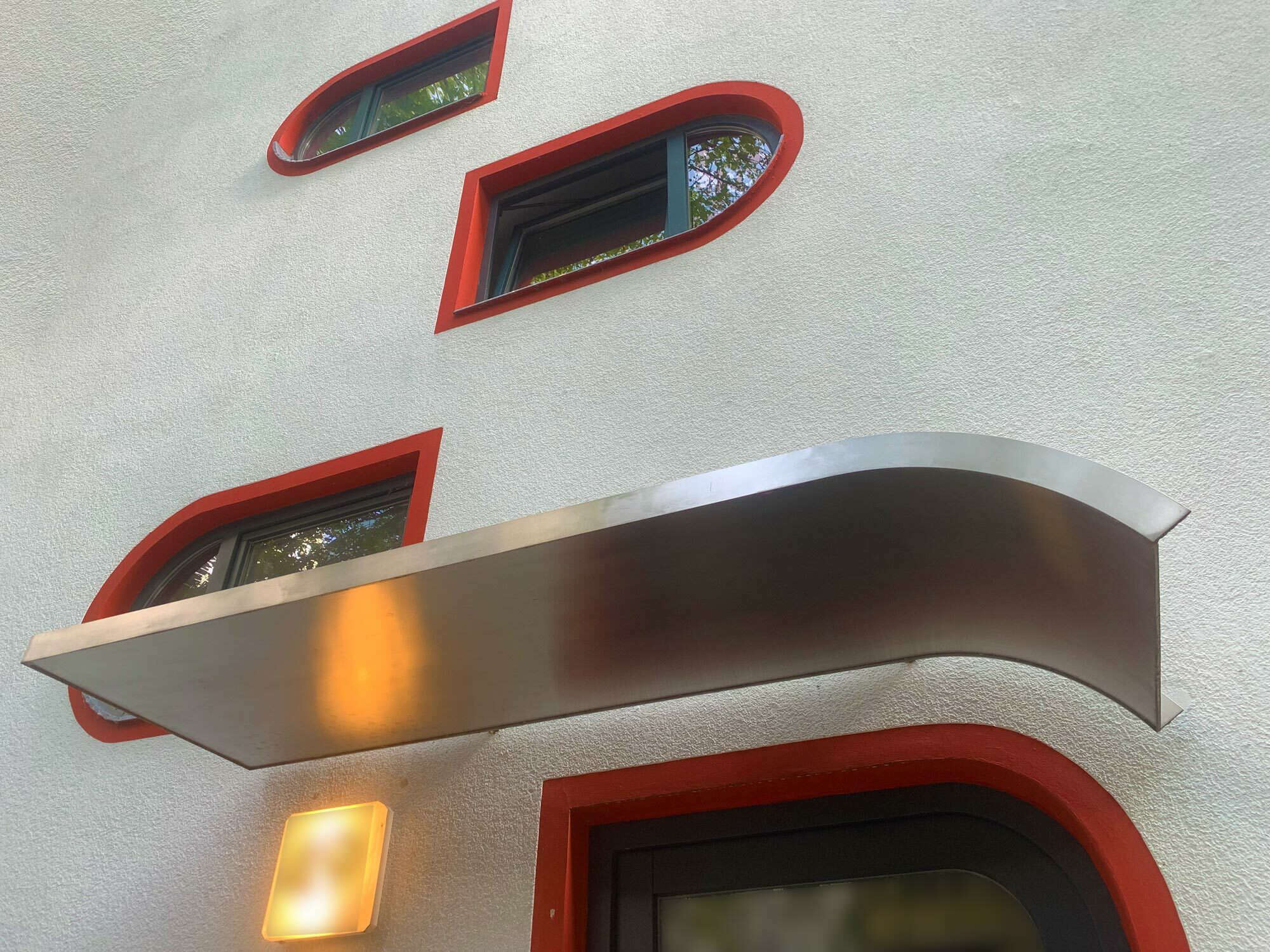 Ein Vordach ist ein auskragender Unterstand und als Bestandteil eines Hauseingangs äußerst praktisch. Es schützt sowohl die hinein- und herausgehenden Bewohner respektive Nutzer als auch die Tür mitsamt Eingangsbereich vor Witterung wie Regen und Schnee. Im Bild: Jugendstil-Vordach in Lissabon, Portugal