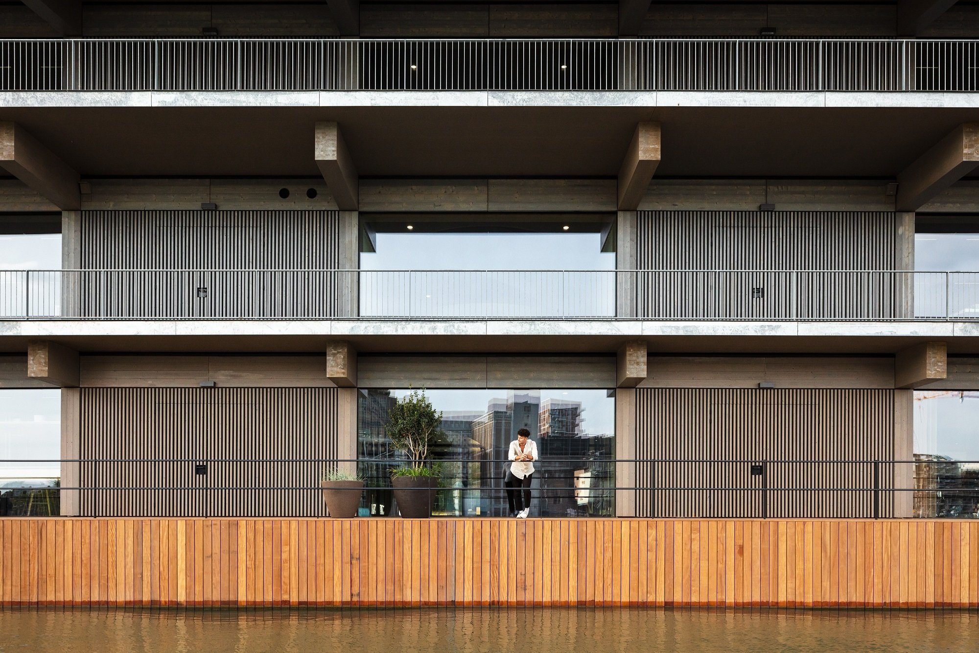 Industriehafen im Wandel: Floating Office nach Plänen von Powerhouse Company