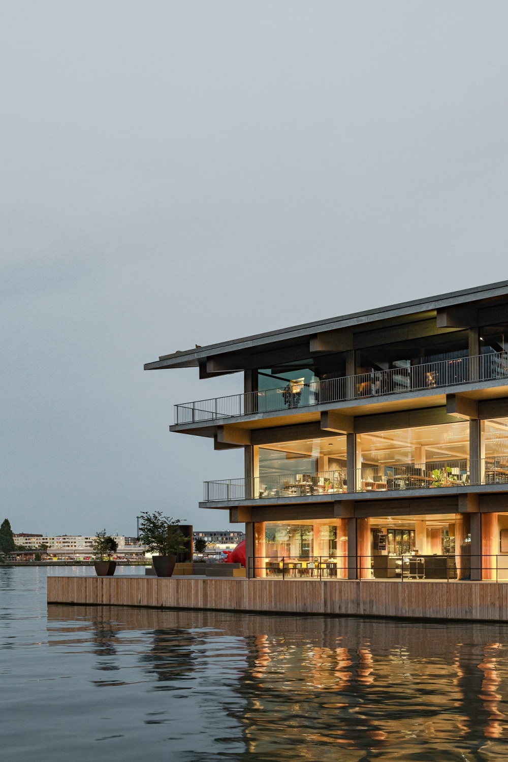 Floating Office in Rotterdam | Holz | Büro/Verwaltung | Baunetz_Wissen