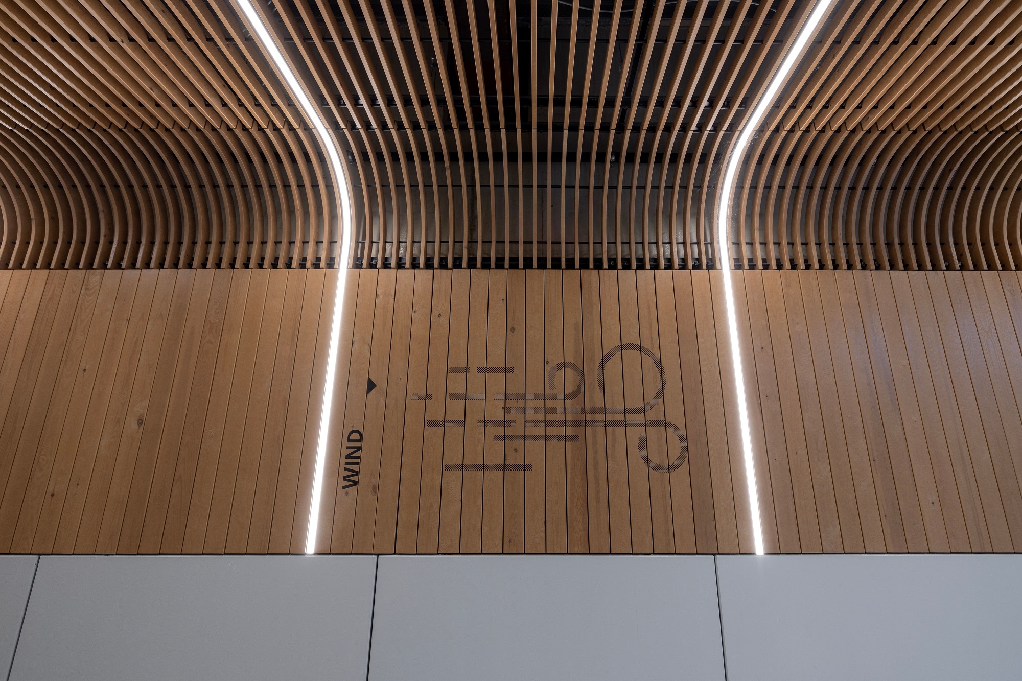 Eine hochwertige Ausstattung mit Wand- und Deckenverkleidungen aus Holz, dezenter Beleuchtung und hellgrauem Fließestrich für die Böden zeichnet den Innenraum aus.