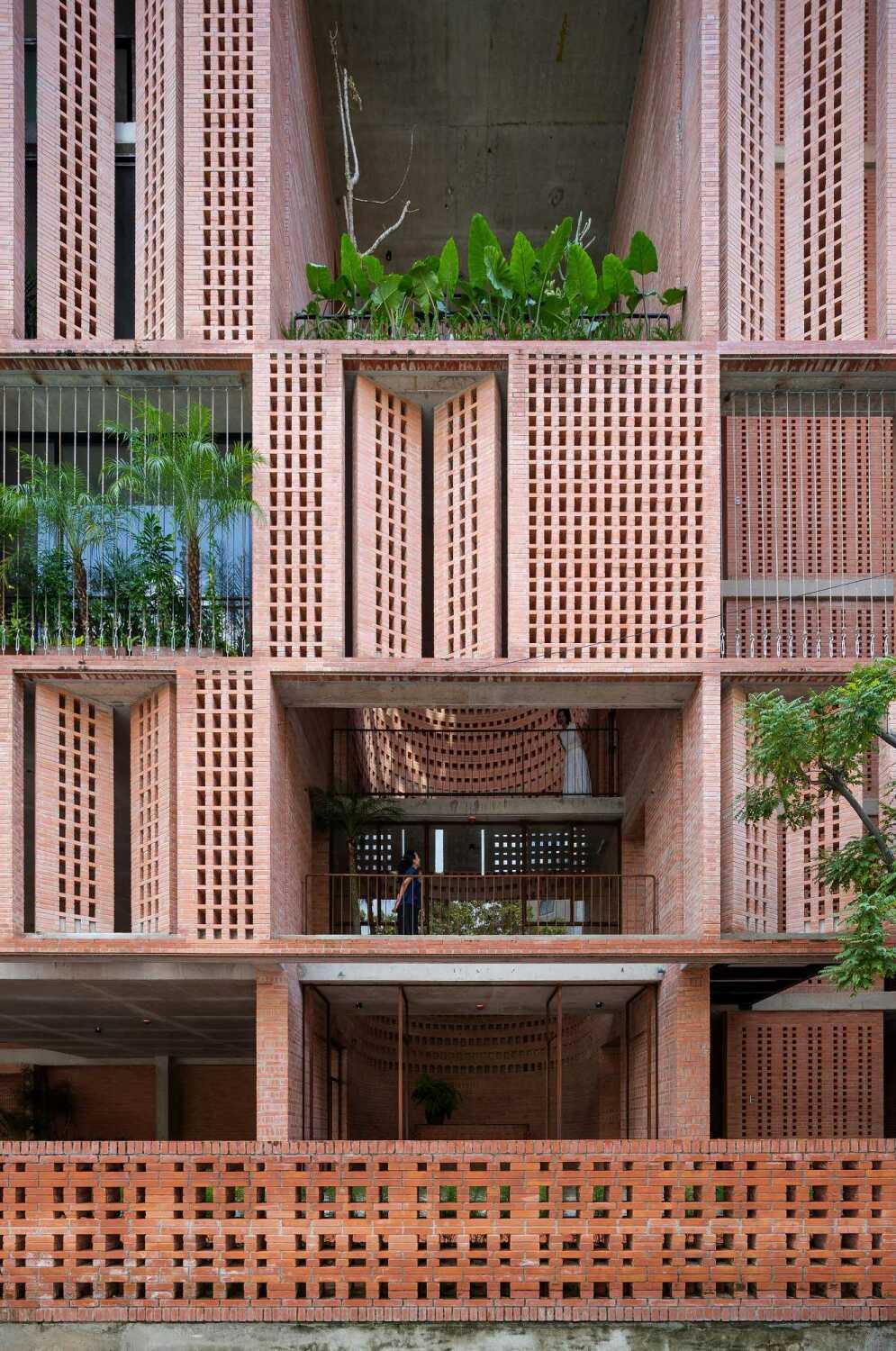 Das Premier Office entwarf das Architekturteam von Tropical Space; es verkörpert laut eigener Aussage eine Synthese aus traditionellen Elementen und avantgardistischen Designprinzipien.