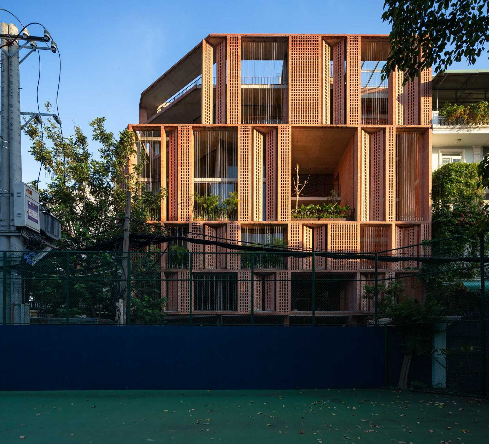 Mit der zeitgemäßen Interpretation vietnamesischer Backsteinarchitektur fügt es sich harmonisch in den Bestand ein.