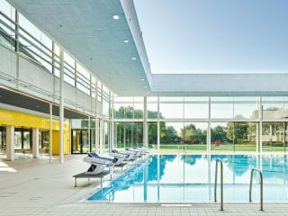 Der Neubau schließt an den Bestand an und ergänzt zwei Schwimmbecken.