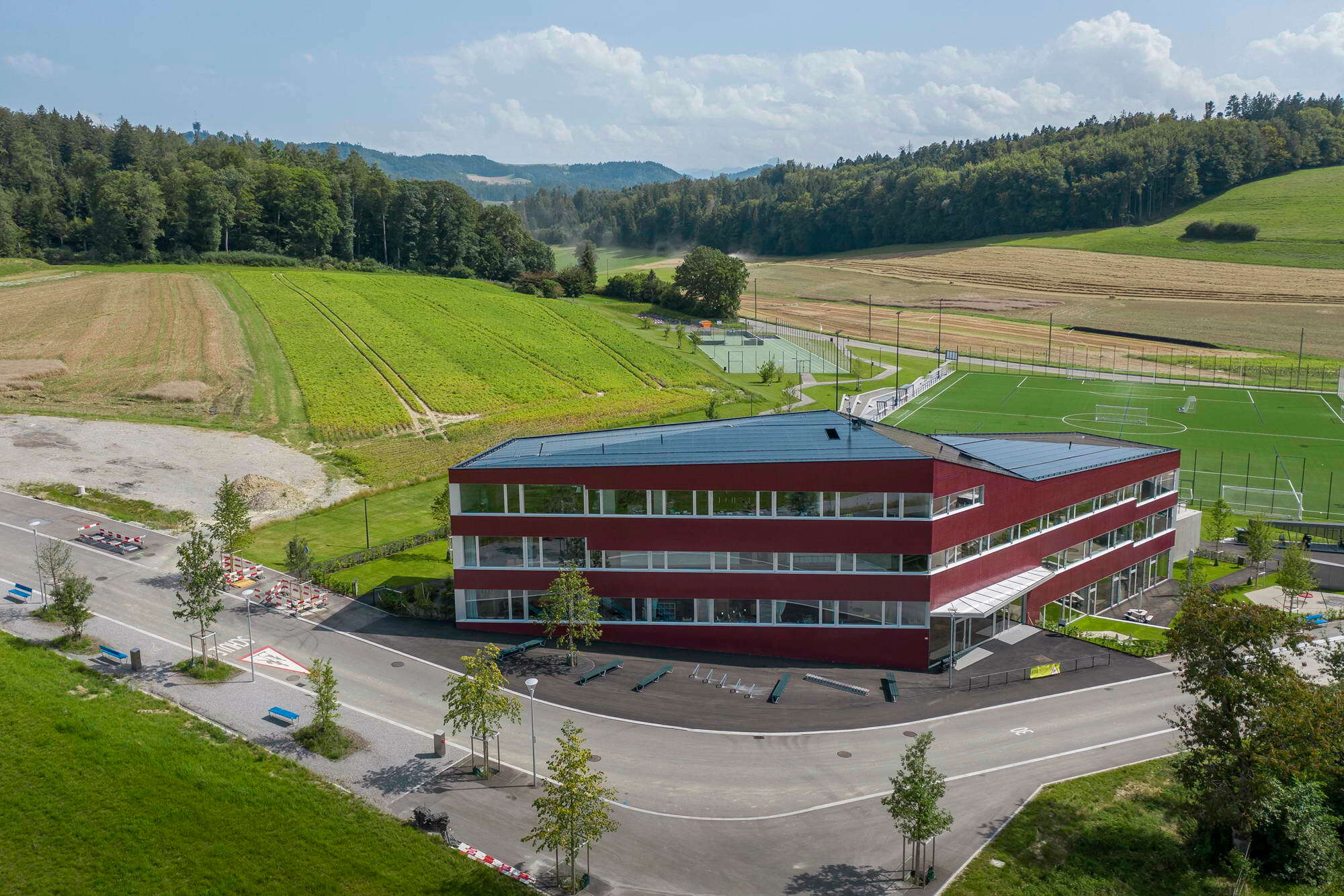 Um die Höhenvorgabe der Überbauungsordnung einzuhalten, ist das Schulhaus über die ganze Länge um ein volles Geschoss abgetreppt. 