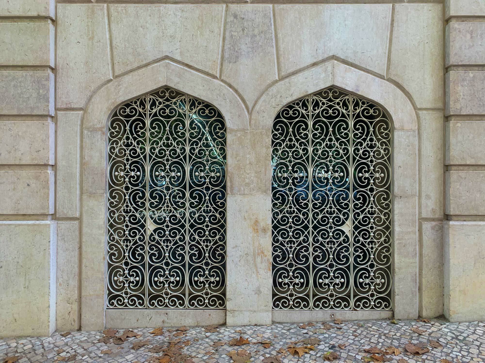 Fenstergitter wurden ursprünglich aus linienförmigen Stab- oder Bandelementen geschmiedet. Im Bild: Fenstergitter an einer Moschee in Lissabon, Portugal