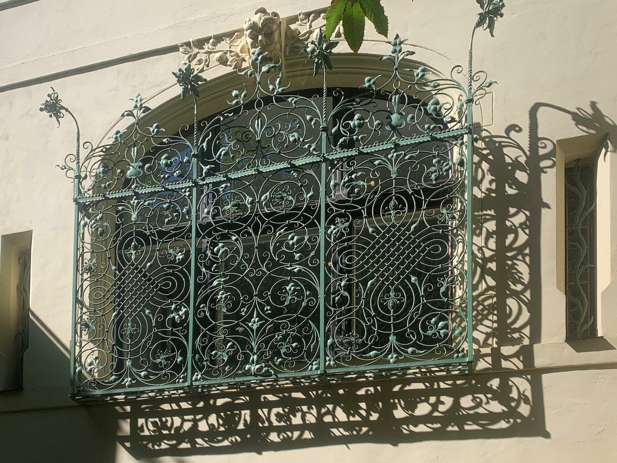 Die Muster setzen sich oftmals aus meist diagonal überkreuzten Stäben zusammen. Im Bild: Fenstergitter an einer Stadtvilla in Berlin-Charlottenburg