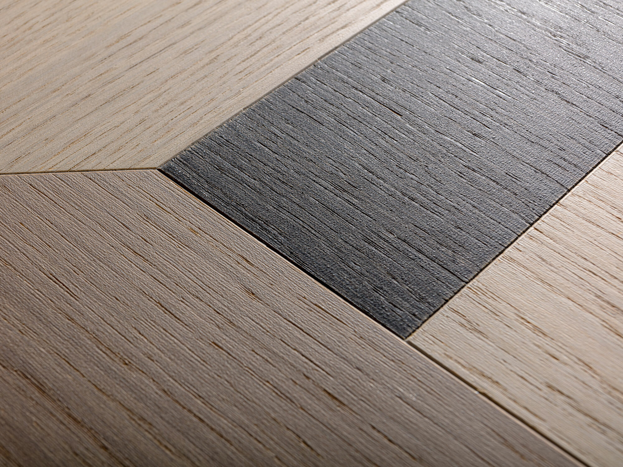 Werden die Holzfliesenquadrate nebeneinander gelegt, ergeben sich effektvolle Oberflächenmuster mit unendlichen Kompositionsmöglichkeiten und Rhythmen. 