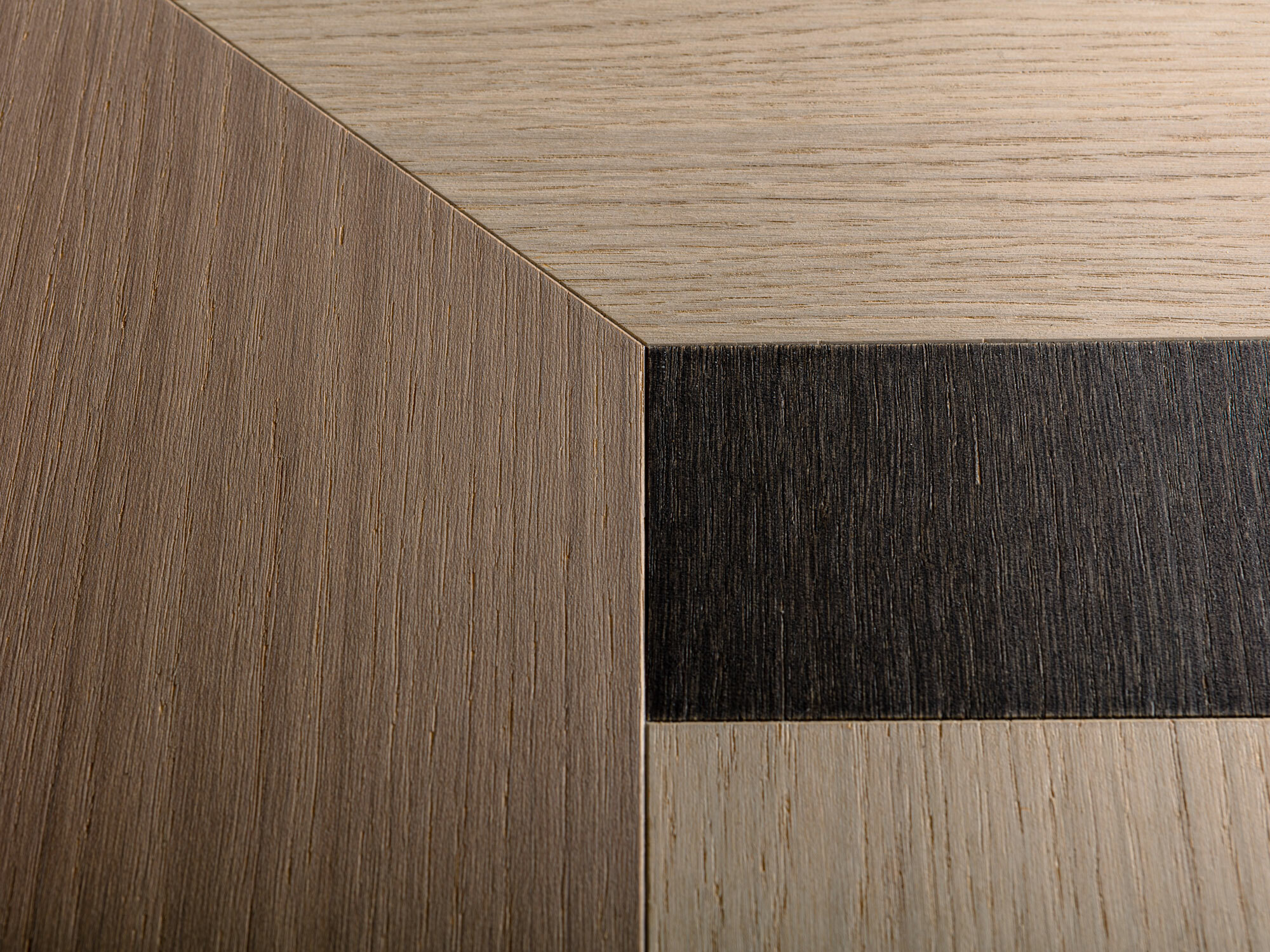 Die Holzelemente können in verschiedenen Farben oder einfarbig arrangiert werden. 