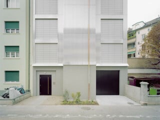 Lukas Raeber Architekten haben eine Werkstatt an der Basler Efringerstraße um vier Wohngeschosse aufgstockt.