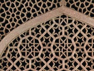 Das Wort Jali stammt aus dem Sanskrit. Es bedeutet Gitter oder Netz und bezeichnet perforierte Platten respektive Tafeln aus Stein oder Holz, die die Fensteröffnungen vollständig ausfüllen.