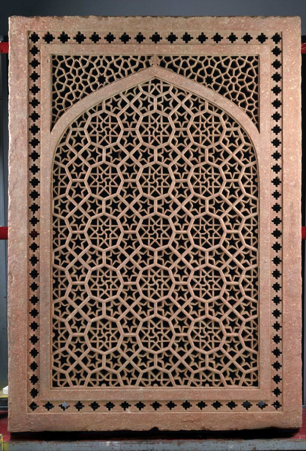 Jalis bestehen beispielsweise aus rotem Sandstein, wie die aus der 2. Hälfte des 16. Jahrhunderts im Metropolitan Museum of Art in New York. Sie sind 186 cm hoch und 131,4 cm breit bei einer Stärke von 9 cm.