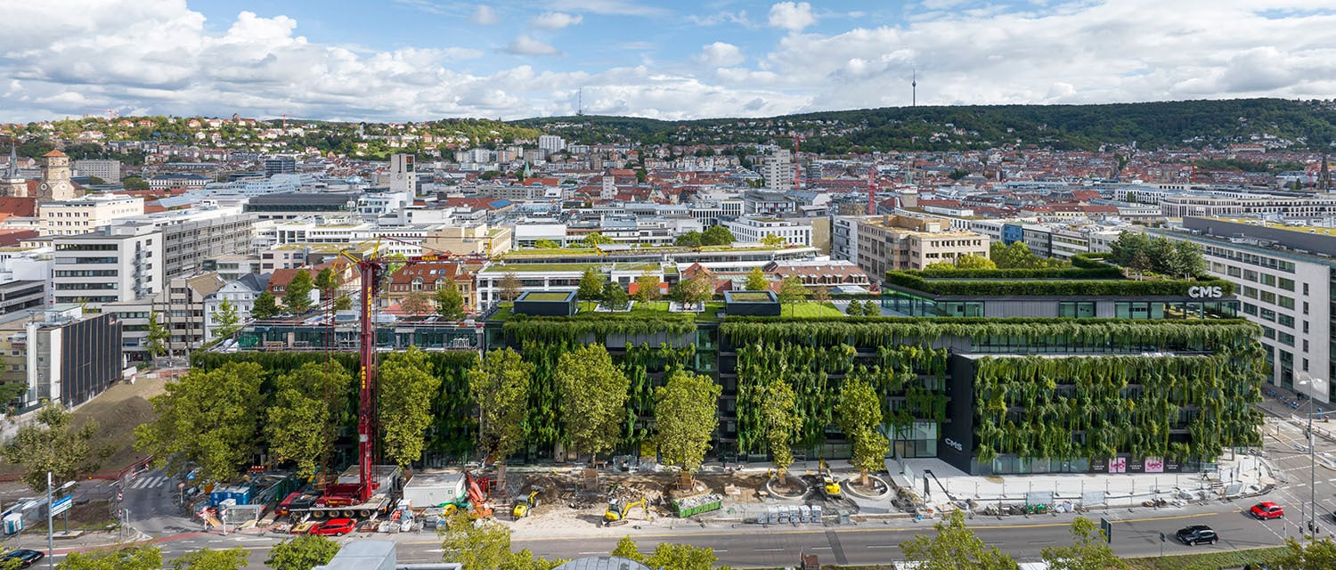 Mit einer üppigen Grünfassade prägt das Bürogebäude heute die Innenstadt und lässt als prägnanter Vorreiter eine grüne Zukunft Stuttgarts erahnen. 