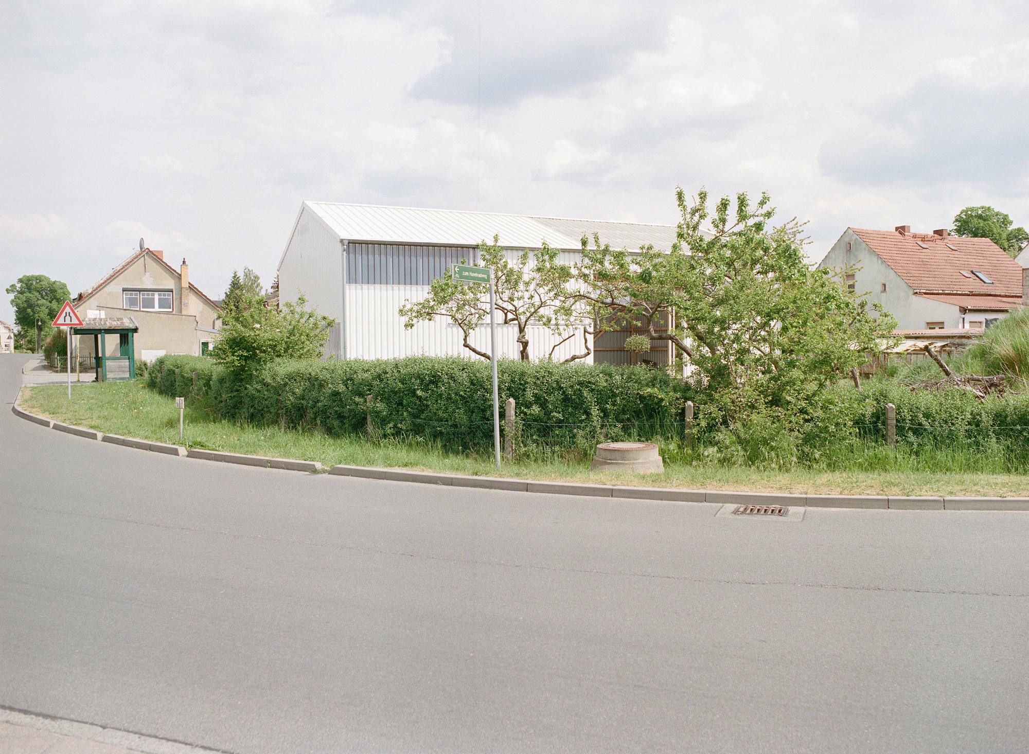 Das Örtchen gehört zur Gemeinde Groß Kreutz, zwischen Potsdam und Brandenburg an der Havel.