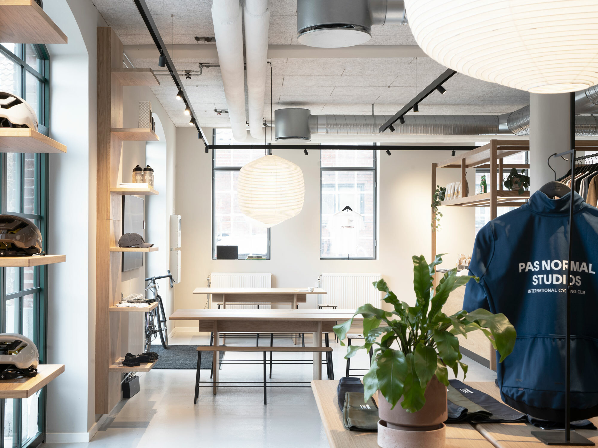 Der Flagship Store des dänischen Labels ist ziemlich lässig eingerichtet.