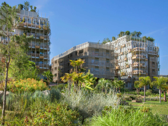Das neue Quartier du Ray in Nizza von Maison Edouard François Architekten ist eine Mischung aus Park und Gebäuden.