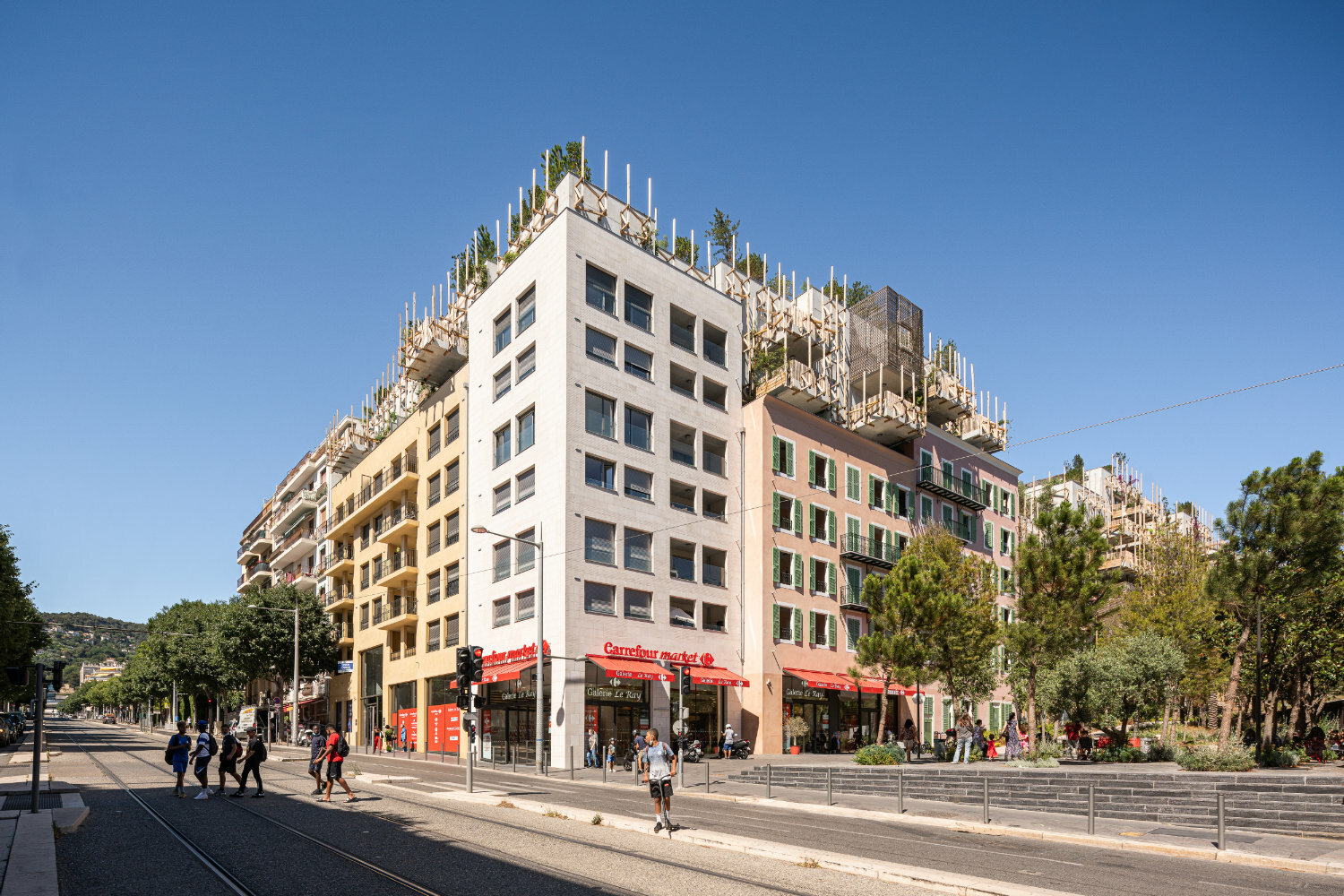 Zur Straße hin schließen die Architekt*innen die Blockrandbebauung.