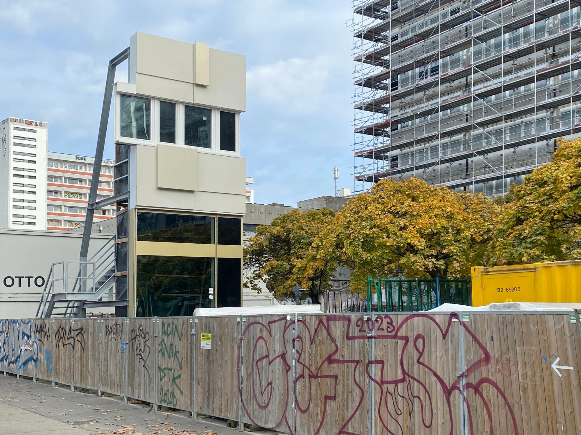 Ein Mockup, manchmal auch Mock-Up geschrieben, ist ein Teilausschnitt einer Fassade oder auch eines Raums zur Bemusterung im Maßstab 1:1.