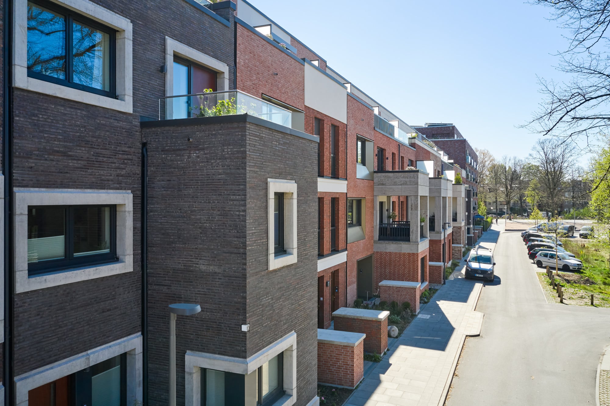 Die 145 Meter lange Zeile teilte die ARGE in 22 Stadthäuschen auf, die von verschiedenen Architekturbüros geplant wurden.