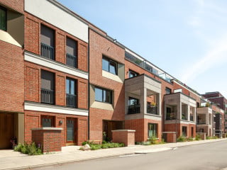 Abwechslungsreiches Fassadenbild: Das Projekt Stadtfinken der ARGE MoRe Architekten und Mudlaff & Otte Architekten sowie Studio Witt liegt im Hamburger Ortsteil Uhlenhorst.