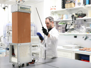 Ein Forschungsteam des Wyss-Instituts der Harvard University entwickelte zusammen mit dem spanischen Fliesenhersteller Gres Aragón-Faveker ein innovatives Kühlsystem, das auf der Verdunstung von Wasser basiert (hier im HouseZero auf dem Campus der Harvard University).