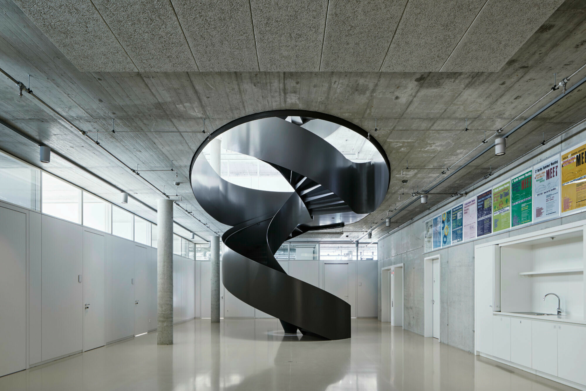 Wendeltreppe mit Brüstungsgeländer im Institut für Medizinische Systembiologie (BIMSB) des Berliner Max-Delbrück-Centrums