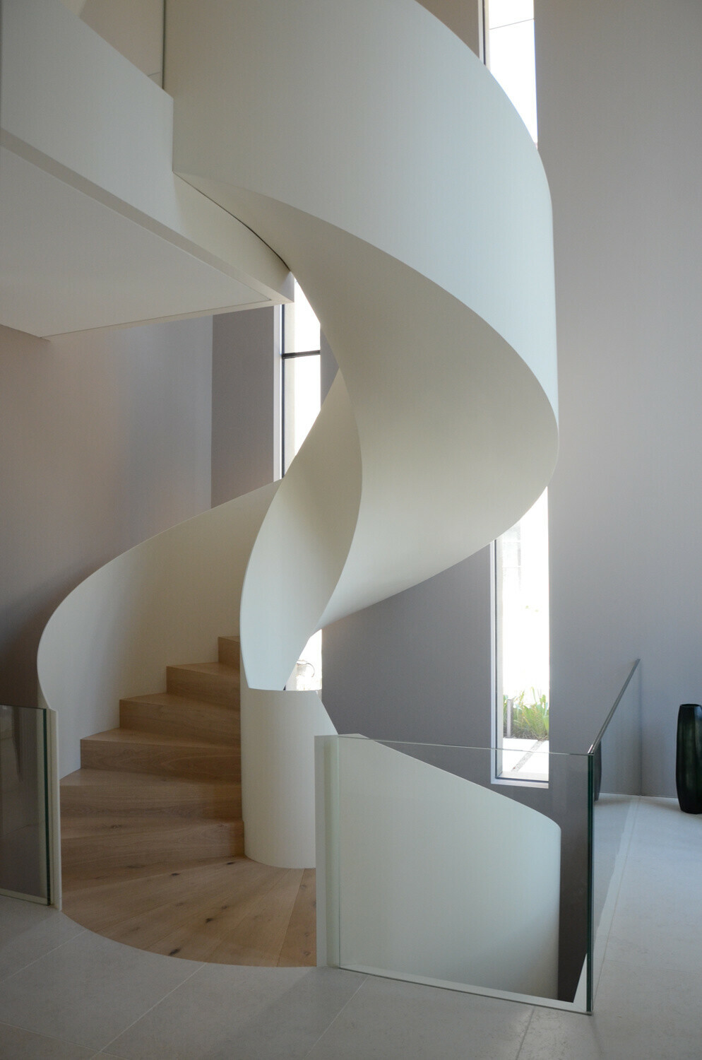 Wendeltreppe mit Brüstungsgeländer aus Stahlblech