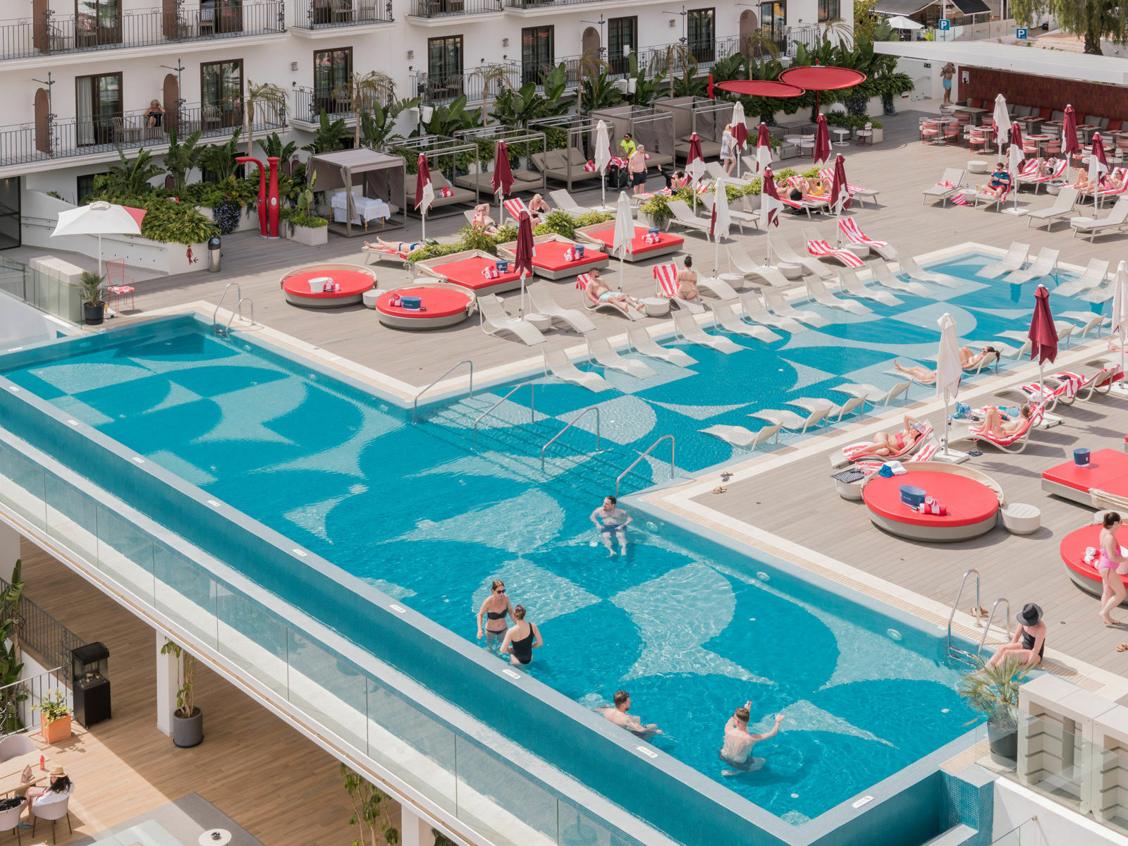 Das T-förmige Schwimmbecken auf dem Dach des Hard Rock Hotel Marbella wurde mit Glasmosaikfliesen des Herstellers Onix in zwei unterschiedlich kräftigen Türkistönen ausgekleidet, die eigens für dieses Projekt angefertigt wurden.