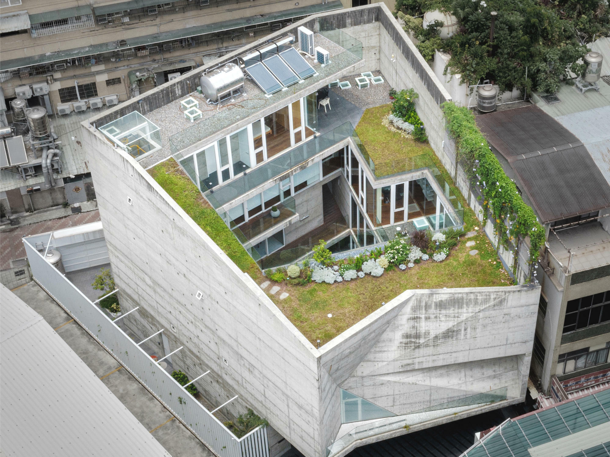 Den monolithischen Betonbau mit über 600 Quadratmeter Wohnfläche entwarf das in Kaohsiung ansässige Atelier Gratia.