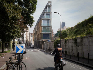 In der Pariser Rue de Castagnary, entlang der Gleise der Gleise des Bahnhofs Montparnasse, steht seit 2021 ein hybrides Wohngebäude, entworfen vom Büro TANK aus Lille.