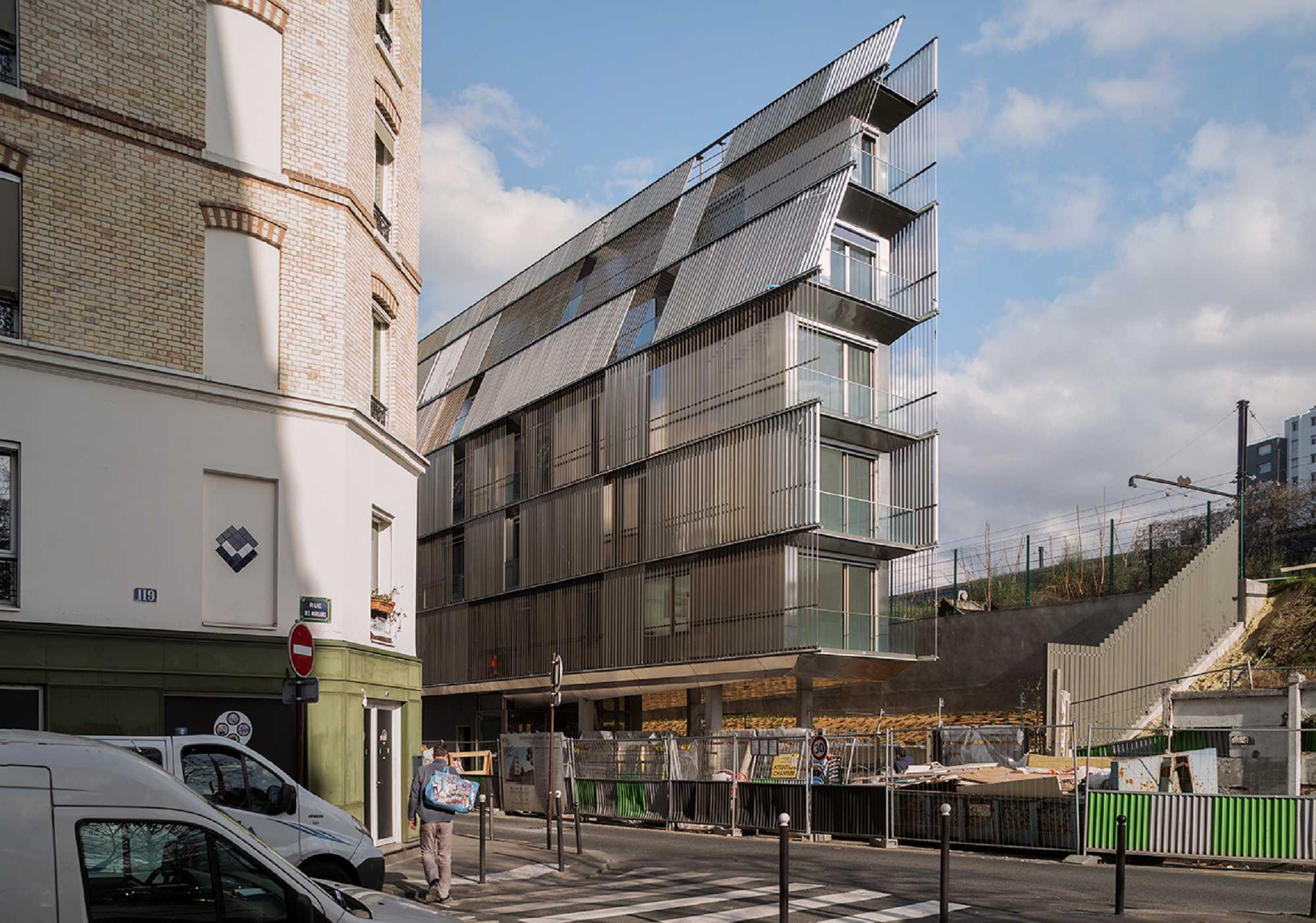 Der Neubau nimmt das schmale Grundstück vollständig ein.