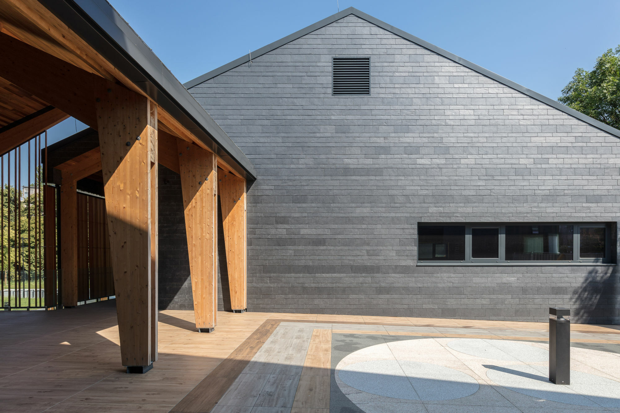 Schiefer und Holz sind prägende Materialien
