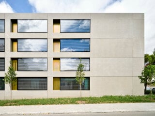 Seit 2022 steht in Nürnberg anstelle eines maroden Schulbaus aus den 60er-Jahren ein Ersatzneubau von H2M Architekten. 