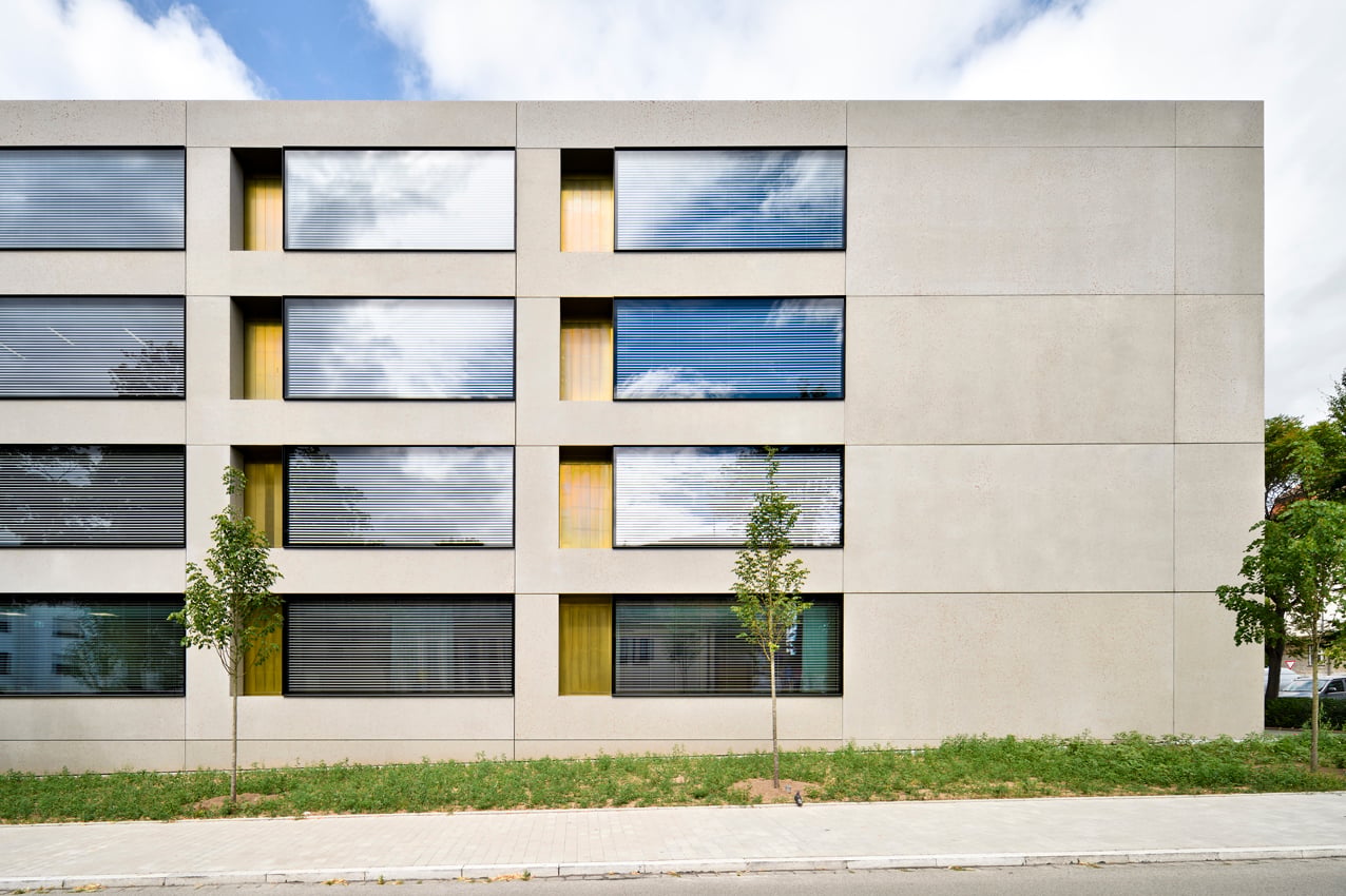  Der Neubau trägt eine hinterlüftete Vorhangfassade aus großformatigen Betonfertigteilen und sogenannten Closed-Cavity-Fenstern. 