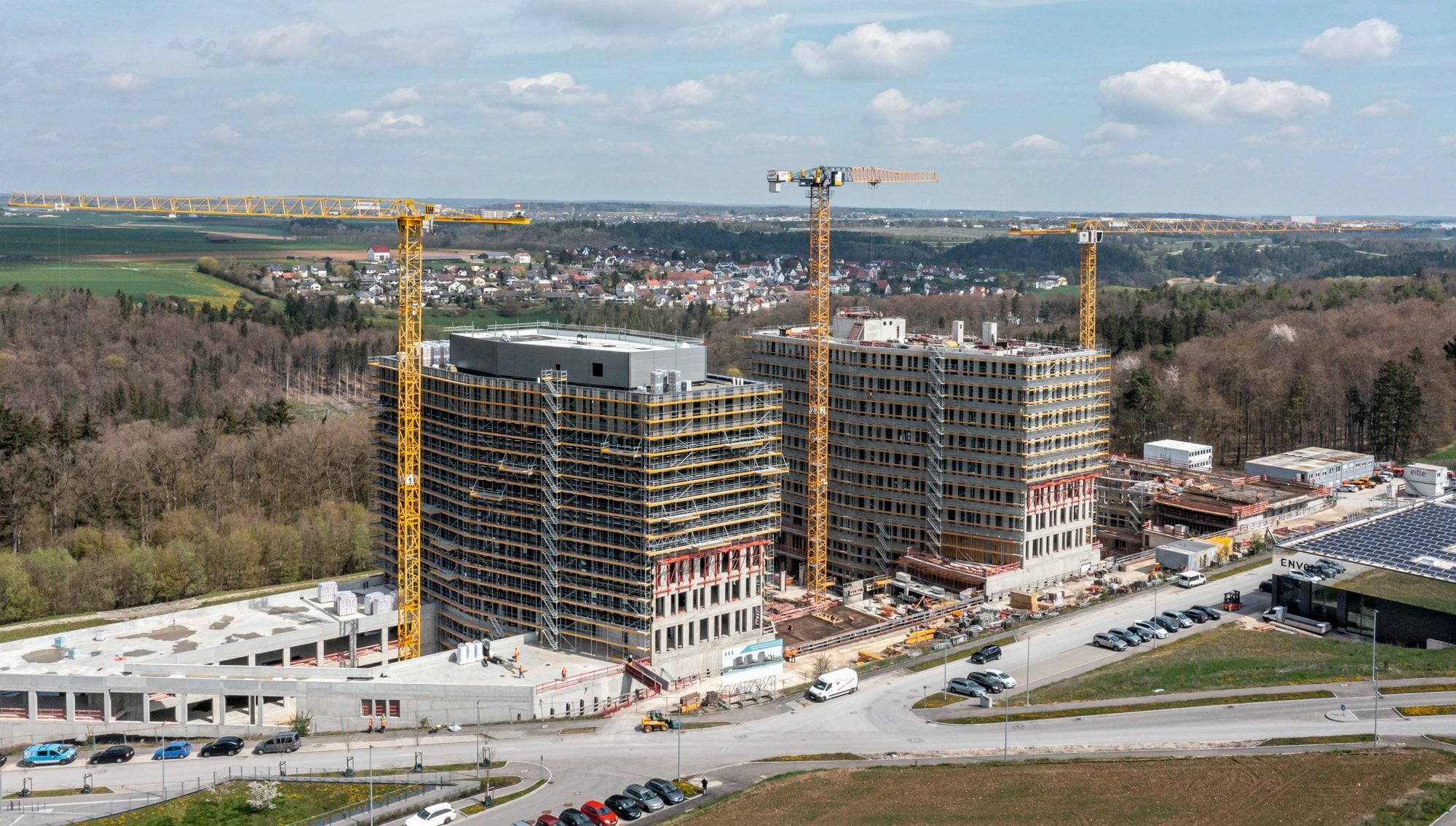 Den durchgehenden Sockel bilden zwei überirdische Geschosse und eine Tiefgarage aus, darüber erheben sich drei Bürotürme mit jeweils acht Geschossen. 