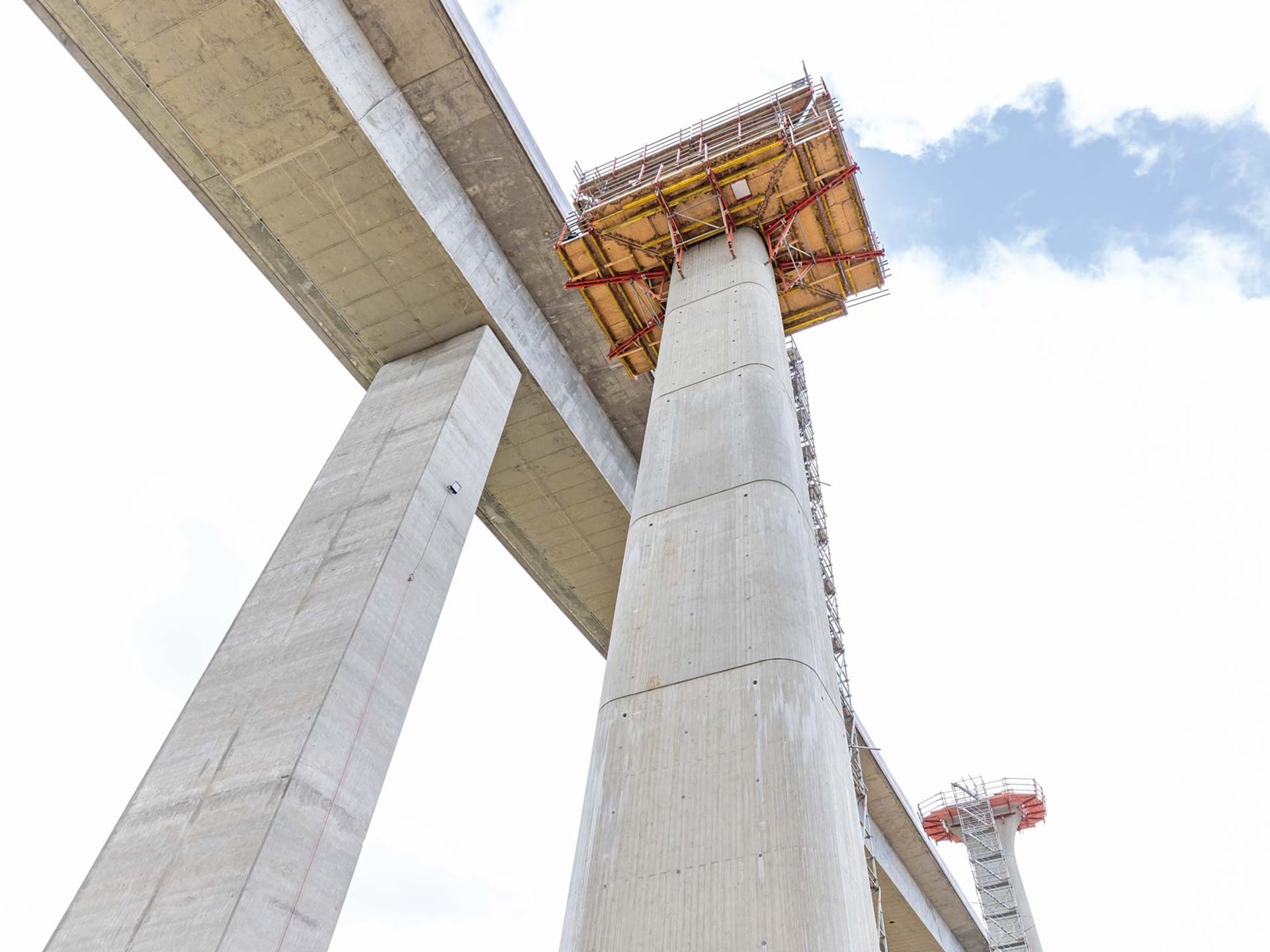 Parallel zum Bestandsbauwerk der Talbrücke Krondorf entstehen die Pfeiler für den Neubau, der 40 Meter hoch und 455 Meter lang sein wird.