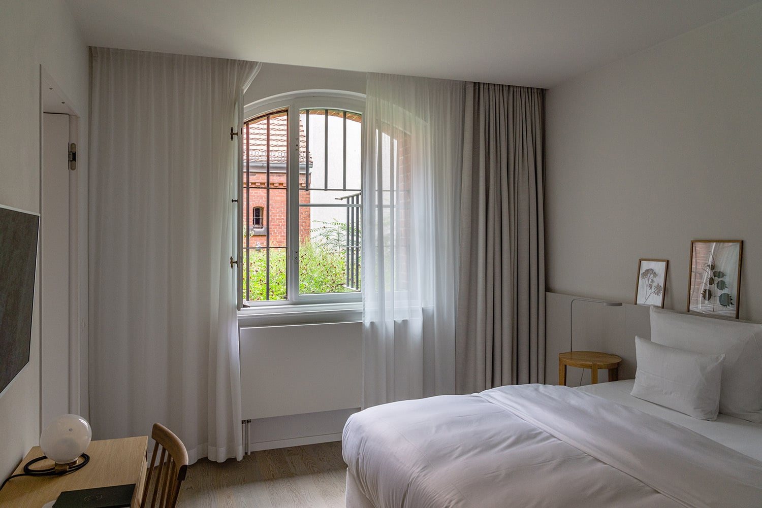 Heute beherbergt das Wilmina Ensemble ein familiengeführtes Hotel mit Restaurant und interdisziplinären Kunst- und Kulturräumen.