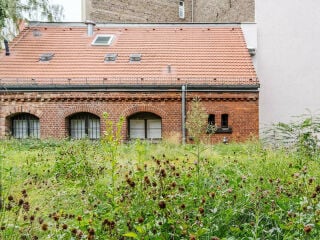 Die alten Zellenfenster wurden vergrößert und die Gitter beibehalten, um Bezüge zur Geschichte des Gebäudes herzustellen.