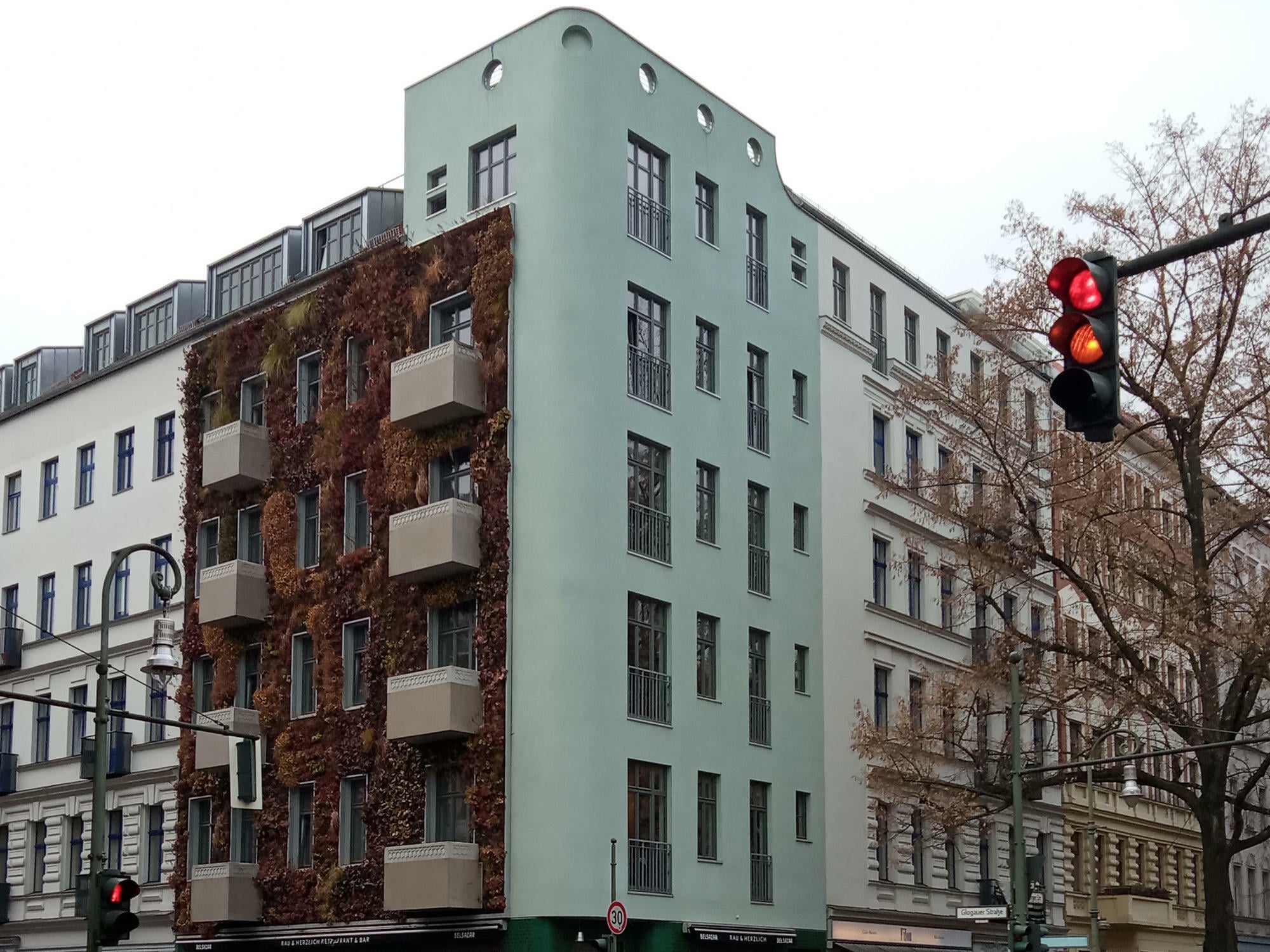 Nicht nur begrünte Dächer, auch begrünte Fassaden werden zunehmend städtisch gefördert.