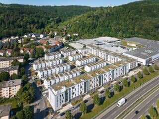Nach einem städtebaulichen Rahmenplan entstand auf 19.000 m² zwischen Bundesstraße und Shoppingcenter in der Dorfsiedlung Weil ein neues Quartier für rund 500 Bewohnerinnen und Bewohner.